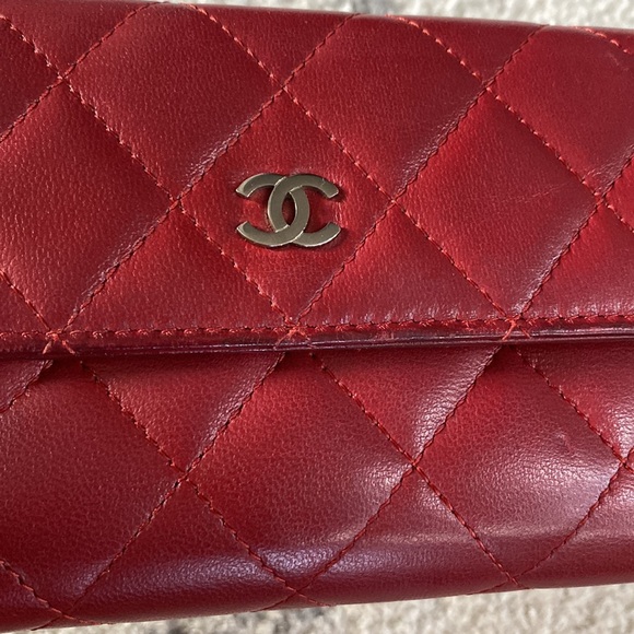 CHANEL red quilted lambskin continental wallet - Picture 5 of 11